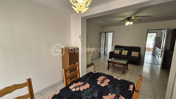 A VENDRE MAISON TROIS FACES DE 111M² SUR TERRAIN DE 400M² DONT 200M² CONSTRUCTIBLE A SAINT LAURENT DE LA SALANQUE - TROIS CHAMBRES - GARAGE - CLIMATISATION REVERSIBLE - FORAGE.

Cette maison, située sur un secteur calme et recherché, proche des commerces et des écoles, se compose en rez-de-chaussée d'une salle à manger, d'une cuisine américaine aménagée, d'un toilette indépendant, d'un salon -séjour doté d'une cheminée avec un accès direct à sa terrasse, et d'une chambre dotée d'une salle d'eau.
L'étage vous offre deux chambres, une salle de bain avec son toilette, un bureau, ainsi qu'une mezzanine en guise de stockage ou d'une salle de jeux.
Un garage de 17m² permet le stationnement ou le rangement, en plus de pouvoir se garer sur la parcelle.
Vous apprécierez ses extérieurs à l'abri des regards, pour d'agréables moments en famille ou entre amis. autour d'un barbecue. Une dépendance pourra servir d'atelier ou de rangement.
200 m²viabilisés sont constructibles, laissant le choix à un bati ou à une piscine.
Cette maison, en parfait état, sera idéale pour votre résidence principale, et parfaite pour votre résidence secondaire.
Je reste à votre disposition pour toutes informations.