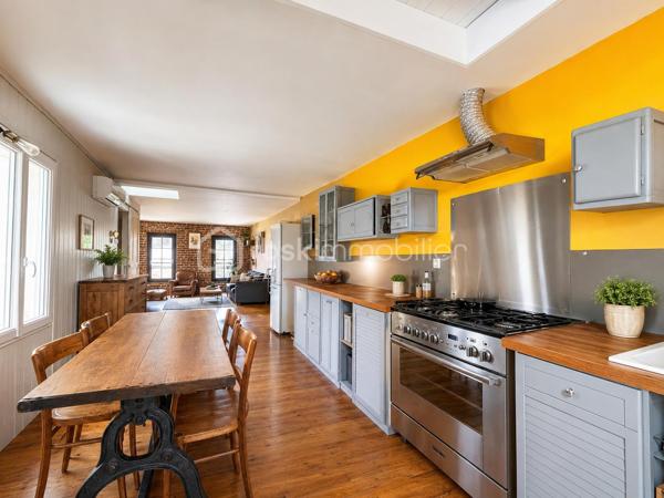 À deux pas des commerces, des écoles et de toutes les commodités, laissez vous séduire par ce superbe duplex de 115 m², niché au 1er étage d'un immeuble de caractère.

Dès l'entrée, le premier niveau offre un espace nuit confortable et intimiste comprenant deux grandes chambres, une élégante salle de bains équipée d'une douche à l'italienne et d'une baignoire, un WC indépendant ainsi qu'une buanderie. Cet étage s'articule autour d'un agréable patio, apportant calme et luminosité.

À l'étage supérieur, le charme opère immédiatement. Sous les toits, une magnifique pièce de vie traversante, baignée de lumière, dévoile tout le cachet de l'ancien avec ses briques apparentes et ses beaux volumes. Dans son prolongement, une terrasse de 21 m², sans aucun vis-à-vis, vous invite à profiter d'une vue dégagée sur les toits de Rabastens : un véritable espace de vie supplémentaire, idéal pour les repas en extérieur ou les soirées d'été.

Pour votre confort, le logement est équipé de double vitrage et d'une climatisation réversible, garantissant un bien agréable à vivre en toute saison.

Un bien rare, mêlant authenticité, volumes généreux et extérieur, en plein cœur de Rabastens.

VIDEO DISPONIBLE !