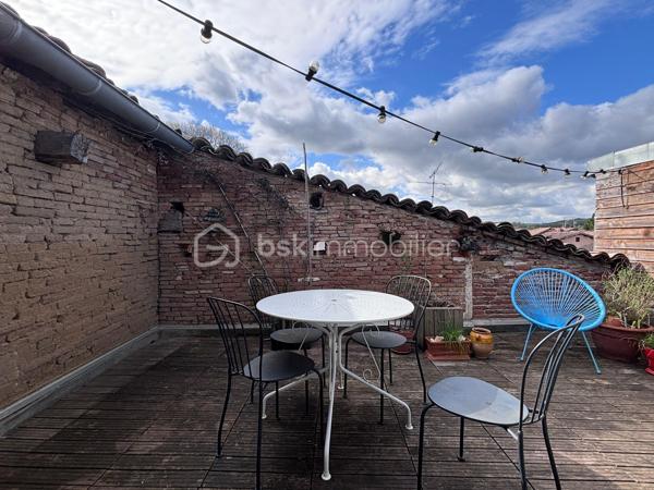 À deux pas des commerces, des écoles et de toutes les commodités, laissez vous séduire par ce superbe duplex de 115 m², niché au 1er étage d'un immeuble de caractère.

Dès l'entrée, le premier niveau offre un espace nuit confortable et intimiste comprenant deux grandes chambres, une élégante salle de bains équipée d'une douche à l'italienne et d'une baignoire, un WC indépendant ainsi qu'une buanderie. Cet étage s'articule autour d'un agréable patio, apportant calme et luminosité.

À l'étage supérieur, le charme opère immédiatement. Sous les toits, une magnifique pièce de vie traversante, baignée de lumière, dévoile tout le cachet de l'ancien avec ses briques apparentes et ses beaux volumes. Dans son prolongement, une terrasse de 21 m², sans aucun vis-à-vis, vous invite à profiter d'une vue dégagée sur les toits de Rabastens : un véritable espace de vie supplémentaire, idéal pour les repas en extérieur ou les soirées d'été.

Pour votre confort, le logement est équipé de double vitrage et d'une climatisation réversible, garantissant un bien agréable à vivre en toute saison.

Un bien rare, mêlant authenticité, volumes généreux et extérieur, en plein cœur de Rabastens.

VIDEO DISPONIBLE !