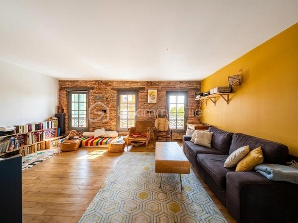À deux pas des commerces, des écoles et de toutes les commodités, laissez vous séduire par ce superbe duplex de 115 m², niché au 1er étage d'un immeuble de caractère.

Dès l'entrée, le premier niveau offre un espace nuit confortable et intimiste comprenant deux grandes chambres, une élégante salle de bains équipée d'une douche à l'italienne et d'une baignoire, un WC indépendant ainsi qu'une buanderie. Cet étage s'articule autour d'un agréable patio, apportant calme et luminosité.

À l'étage supérieur, le charme opère immédiatement. Sous les toits, une magnifique pièce de vie traversante, baignée de lumière, dévoile tout le cachet de l'ancien avec ses briques apparentes et ses beaux volumes. Dans son prolongement, une terrasse de 21 m², sans aucun vis-à-vis, vous invite à profiter d'une vue dégagée sur les toits de Rabastens : un véritable espace de vie supplémentaire, idéal pour les repas en extérieur ou les soirées d'été.

Pour votre confort, le logement est équipé de double vitrage et d'une climatisation réversible, garantissant un bien agréable à vivre en toute saison.

Un bien rare, mêlant authenticité, volumes généreux et extérieur, en plein cœur de Rabastens.

VIDEO DISPONIBLE !