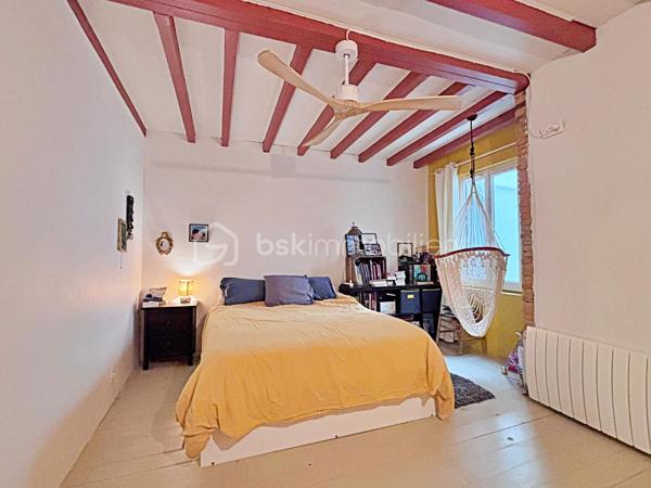À deux pas des commerces, des écoles et de toutes les commodités, laissez vous séduire par ce superbe duplex de 115 m², niché au 1er étage d'un immeuble de caractère.

Dès l'entrée, le premier niveau offre un espace nuit confortable et intimiste comprenant deux grandes chambres, une élégante salle de bains équipée d'une douche à l'italienne et d'une baignoire, un WC indépendant ainsi qu'une buanderie. Cet étage s'articule autour d'un agréable patio, apportant calme et luminosité.

À l'étage supérieur, le charme opère immédiatement. Sous les toits, une magnifique pièce de vie traversante, baignée de lumière, dévoile tout le cachet de l'ancien avec ses briques apparentes et ses beaux volumes. Dans son prolongement, une terrasse de 21 m², sans aucun vis-à-vis, vous invite à profiter d'une vue dégagée sur les toits de Rabastens : un véritable espace de vie supplémentaire, idéal pour les repas en extérieur ou les soirées d'été.

Pour votre confort, le logement est équipé de double vitrage et d'une climatisation réversible, garantissant un bien agréable à vivre en toute saison.

Un bien rare, mêlant authenticité, volumes généreux et extérieur, en plein cœur de Rabastens.

VIDEO DISPONIBLE !