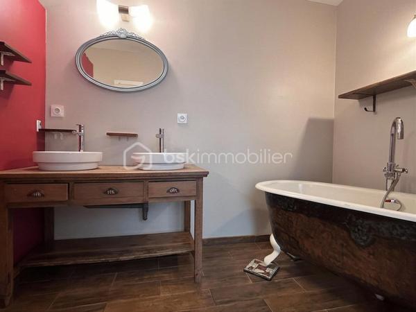 À deux pas des commerces, des écoles et de toutes les commodités, laissez vous séduire par ce superbe duplex de 115 m², niché au 1er étage d'un immeuble de caractère.

Dès l'entrée, le premier niveau offre un espace nuit confortable et intimiste comprenant deux grandes chambres, une élégante salle de bains équipée d'une douche à l'italienne et d'une baignoire, un WC indépendant ainsi qu'une buanderie. Cet étage s'articule autour d'un agréable patio, apportant calme et luminosité.

À l'étage supérieur, le charme opère immédiatement. Sous les toits, une magnifique pièce de vie traversante, baignée de lumière, dévoile tout le cachet de l'ancien avec ses briques apparentes et ses beaux volumes. Dans son prolongement, une terrasse de 21 m², sans aucun vis-à-vis, vous invite à profiter d'une vue dégagée sur les toits de Rabastens : un véritable espace de vie supplémentaire, idéal pour les repas en extérieur ou les soirées d'été.

Pour votre confort, le logement est équipé de double vitrage et d'une climatisation réversible, garantissant un bien agréable à vivre en toute saison.

Un bien rare, mêlant authenticité, volumes généreux et extérieur, en plein cœur de Rabastens.

VIDEO DISPONIBLE !