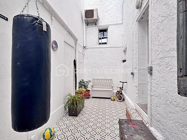 À deux pas des commerces, des écoles et de toutes les commodités, laissez vous séduire par ce superbe duplex de 115 m², niché au 1er étage d'un immeuble de caractère.

Dès l'entrée, le premier niveau offre un espace nuit confortable et intimiste comprenant deux grandes chambres, une élégante salle de bains équipée d'une douche à l'italienne et d'une baignoire, un WC indépendant ainsi qu'une buanderie. Cet étage s'articule autour d'un agréable patio, apportant calme et luminosité.

À l'étage supérieur, le charme opère immédiatement. Sous les toits, une magnifique pièce de vie traversante, baignée de lumière, dévoile tout le cachet de l'ancien avec ses briques apparentes et ses beaux volumes. Dans son prolongement, une terrasse de 21 m², sans aucun vis-à-vis, vous invite à profiter d'une vue dégagée sur les toits de Rabastens : un véritable espace de vie supplémentaire, idéal pour les repas en extérieur ou les soirées d'été.

Pour votre confort, le logement est équipé de double vitrage et d'une climatisation réversible, garantissant un bien agréable à vivre en toute saison.

Un bien rare, mêlant authenticité, volumes généreux et extérieur, en plein cœur de Rabastens.

VIDEO DISPONIBLE !