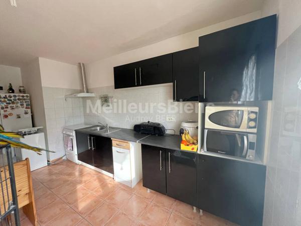 Ensemble immobilier: 1 appartement + 1 local commercial de 190 m² + 1 local de 55 m²