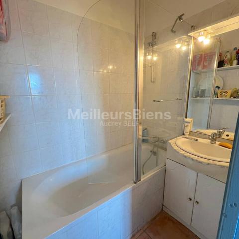 Ensemble immobilier: 1 appartement + 1 local commercial de 190 m² + 1 local de 55 m²