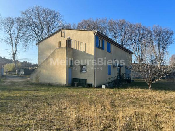 Ensemble immobilier: 1 appartement + 1 local commercial de 190 m² + 1 local de 55 m²