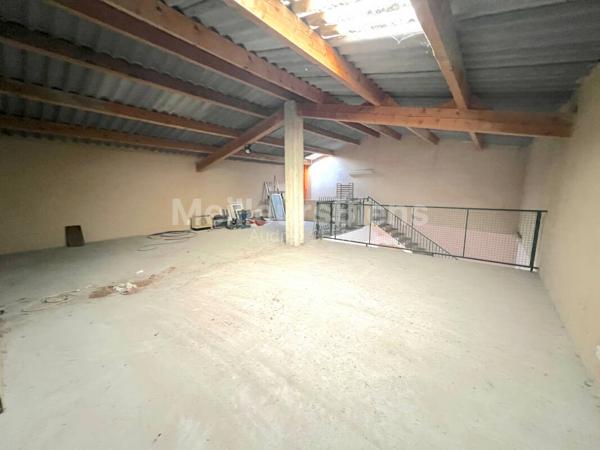 Ensemble immobilier: 1 appartement + 1 local commercial de 190 m² + 1 local de 55 m²