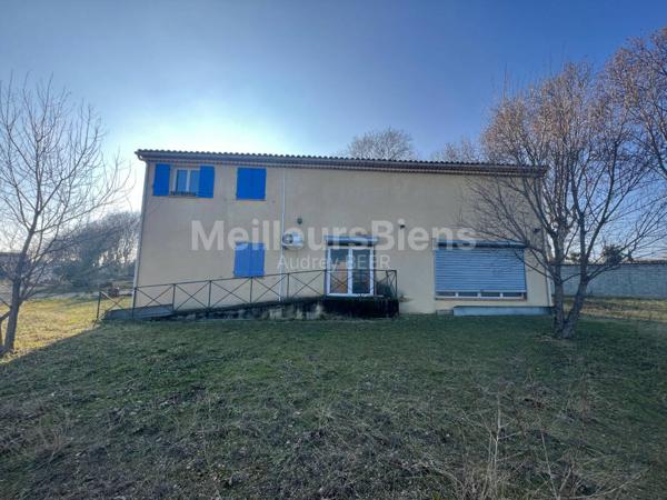 Ensemble immobilier: 1 appartement + 1 local commercial de 190 m² + 1 local de 55 m²