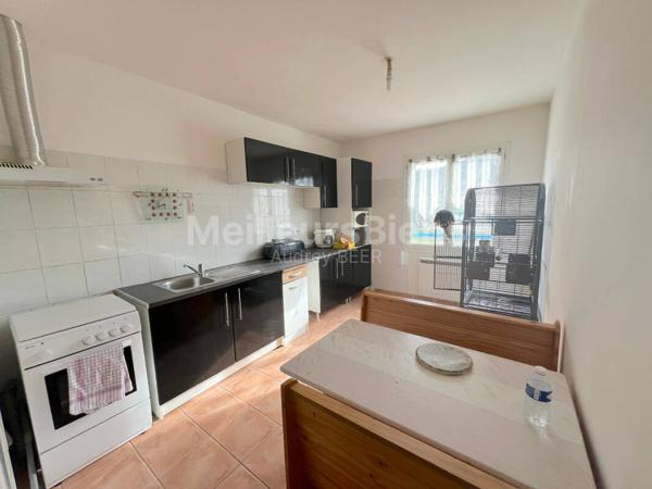 Ensemble immobilier: 1 appartement + 1 local commercial de 190 m² + 1 local de 55 m²