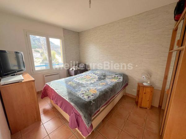 Ensemble immobilier: 1 appartement + 1 local commercial de 190 m² + 1 local de 55 m²