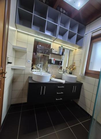 Découvrez cette magnifique maison familiale située dans un lotissement privé et calme 

A proximité des commodités (commerces, écoles, transports). 

L'espace offre un équilibre parfait entre confort et fonctionnalité. Avec cinq chambres spacieuses, dont une modulable, un bureau indépendant et un dressing généreux, cette maison est idéale pour la vie de famille. 

À l'extérieur, profitez d'une piscine chauffée pour des moments de détente inoubliables. Le sous-sol de 88 m² offre un potentiel immense : espace de stockage, salle de sport ou home cinéma. Un double garage assure la praticité et la sécurité de vos véhicules.

Venez visiter sans tarder !