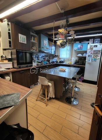 Découvrez cette magnifique maison familiale située dans un lotissement privé et calme 

A proximité des commodités (commerces, écoles, transports). 

L'espace offre un équilibre parfait entre confort et fonctionnalité. Avec cinq chambres spacieuses, dont une modulable, un bureau indépendant et un dressing généreux, cette maison est idéale pour la vie de famille. 

À l'extérieur, profitez d'une piscine chauffée pour des moments de détente inoubliables. Le sous-sol de 88 m² offre un potentiel immense : espace de stockage, salle de sport ou home cinéma. Un double garage assure la praticité et la sécurité de vos véhicules.

Venez visiter sans tarder !
