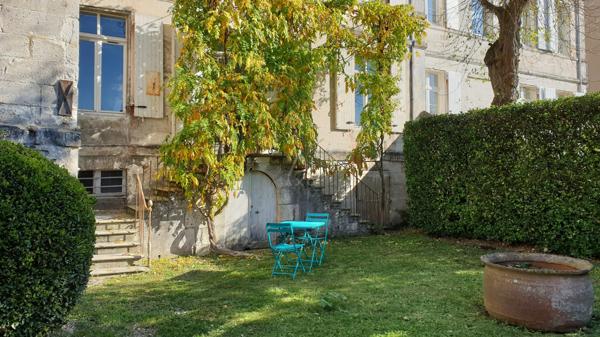 Rez-de-jardin dans maison bourgeoise du XIXè siècle