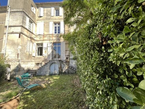 Rez-de-jardin dans maison bourgeoise du XIXè siècle