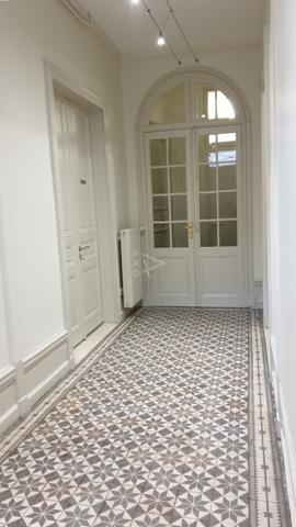 Rez-de-jardin dans maison bourgeoise du XIXè siècle