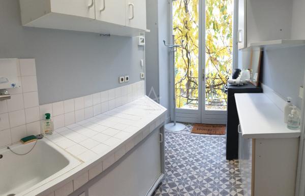 Rez-de-jardin dans maison bourgeoise du XIXè siècle