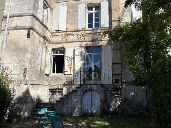 Rez-de-jardin dans maison bourgeoise du XIXè siècle