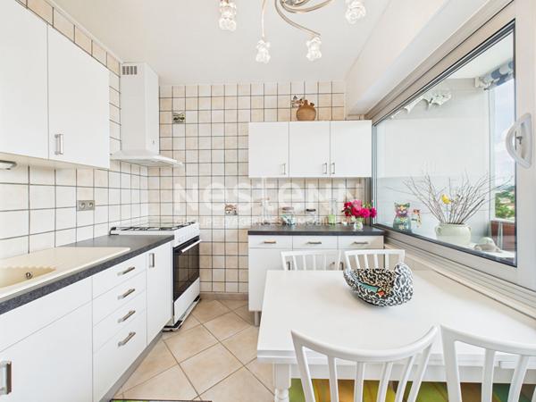 A vendre à Aurillac, dans une copropriété sécurisée de 32 lots, appartement de type 4 d'une surface de 91 m², avec loggia, cave et garage.