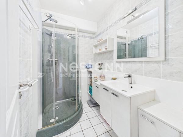 A vendre à Aurillac, dans une copropriété sécurisée de 32 lots, appartement de type 4 d'une surface de 91 m², avec loggia, cave et garage.