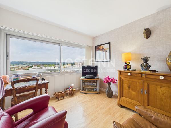 A vendre à Aurillac, dans une copropriété sécurisée de 32 lots, appartement de type 4 d'une surface de 91 m², avec loggia, cave et garage.