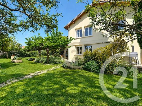 Maison à vendre  4 pièces - 181 m 2   UZES  - 30