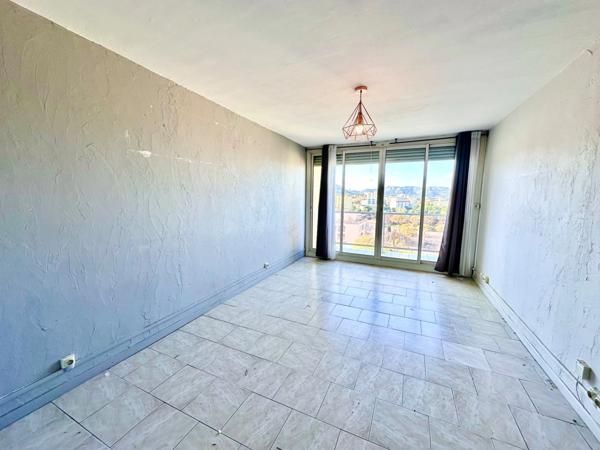 Marseille 10eme, T3 de 62 M2 avec Terrasse, Dernier étage et Traversant.