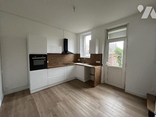 MAISON DE VILLE SEMI MITOYENNE AVEC GRAND JARDIN