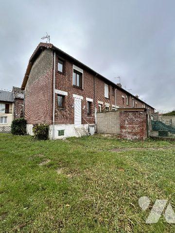 MAISON DE VILLE SEMI MITOYENNE AVEC GRAND JARDIN