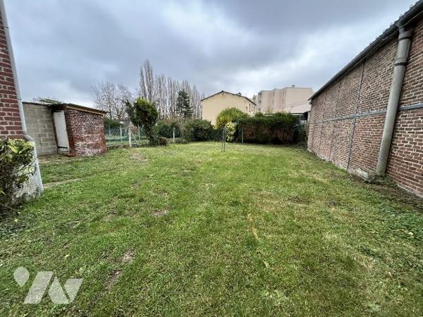 MAISON DE VILLE SEMI MITOYENNE AVEC GRAND JARDIN