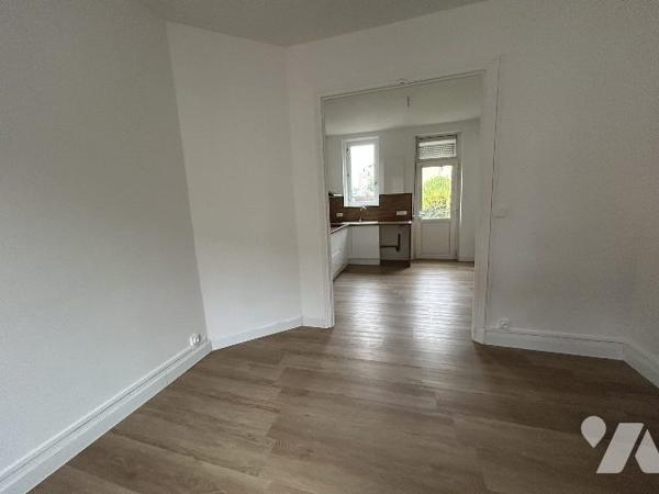 MAISON DE VILLE SEMI MITOYENNE AVEC GRAND JARDIN