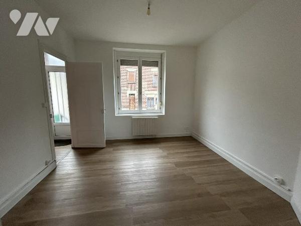 MAISON DE VILLE SEMI MITOYENNE AVEC GRAND JARDIN