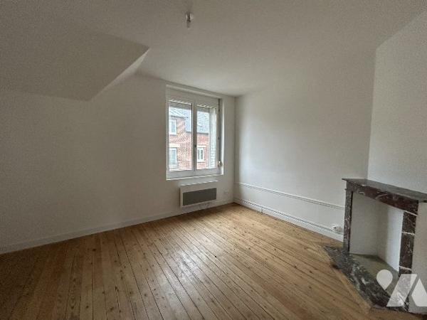 MAISON DE VILLE SEMI MITOYENNE AVEC GRAND JARDIN