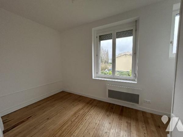 MAISON DE VILLE SEMI MITOYENNE AVEC GRAND JARDIN