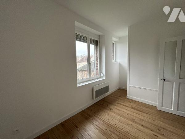 MAISON DE VILLE SEMI MITOYENNE AVEC GRAND JARDIN