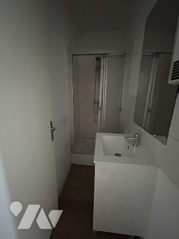 MAISON DE VILLE SEMI MITOYENNE AVEC GRAND JARDIN