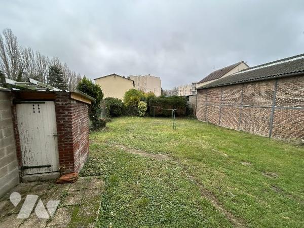 MAISON DE VILLE SEMI MITOYENNE AVEC GRAND JARDIN