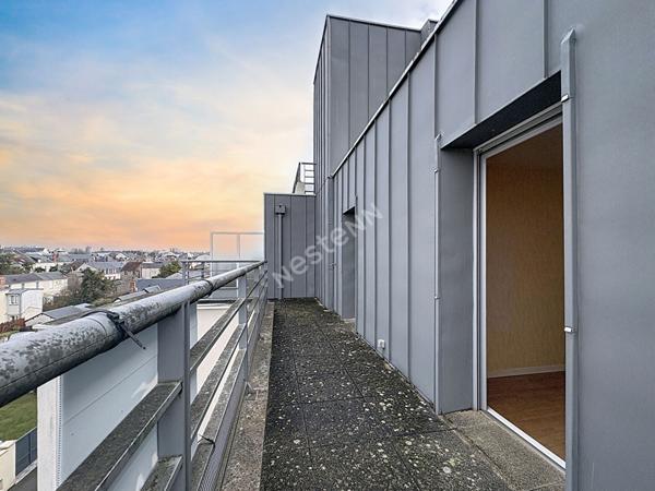 BOTANIQUE - TERRASSE - DERNIER ETAGE - ASCENSEUR - PARKING