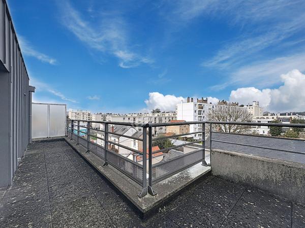 BOTANIQUE - TERRASSE - DERNIER ETAGE - ASCENSEUR - PARKING