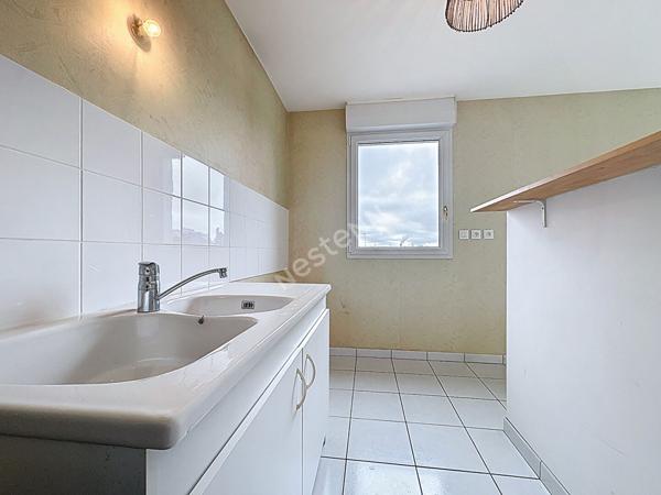 BOTANIQUE - TERRASSE - DERNIER ETAGE - ASCENSEUR - PARKING