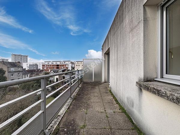 BOTANIQUE - TERRASSE - DERNIER ETAGE - ASCENSEUR - PARKING