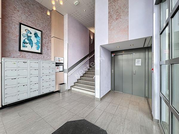 BOTANIQUE - TERRASSE - DERNIER ETAGE - ASCENSEUR - PARKING