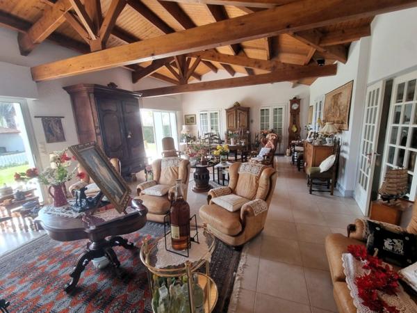 CHÂTEAU D'OLÉRON (17), A Vendre belle propriété de 268m², 185m² habitable édifiée sur gd terrain paysagé de 3.535m²