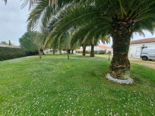 CHÂTEAU D'OLÉRON (17), A Vendre belle propriété de 268m², 185m² habitable édifiée sur gd terrain paysagé de 3.535m²