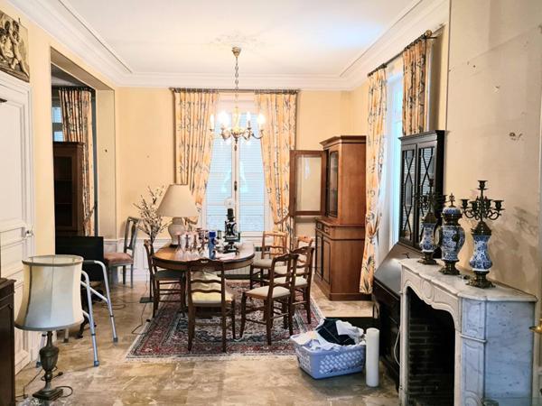 Chaumont en Vexin - Maison de Maître du 19ème de 210 m2 - 4 chambres - un ascenseur  qui permet accéder à tous les étages - cave et bâtiments - sur 2.957 m2 de parc arboré - Prix :  578.000