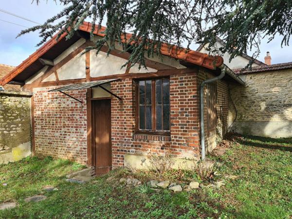 Chaumont en Vexin - Maison de Maître du 19ème de 210 m2 - 4 chambres - un ascenseur  qui permet accéder à tous les étages - cave et bâtiments - sur 2.957 m2 de parc arboré - Prix :  578.000