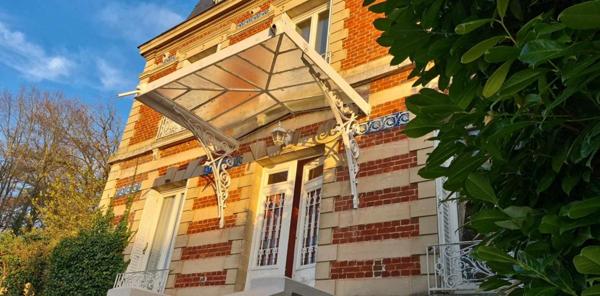 Chaumont en Vexin - Maison de Maître du 19ème de 210 m2 - 4 chambres - un ascenseur  qui permet accéder à tous les étages - cave et bâtiments - sur 2.957 m2 de parc arboré - Prix :  578.000