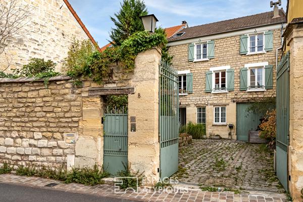Demeure du XVIIIème entièrement rénovée par un architecte localisée dans le coeur historique de Carrieres Sur Seine