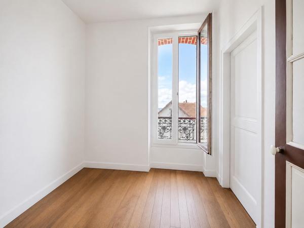 Maison meulière avec jardin sud & garage — RER D à pied !