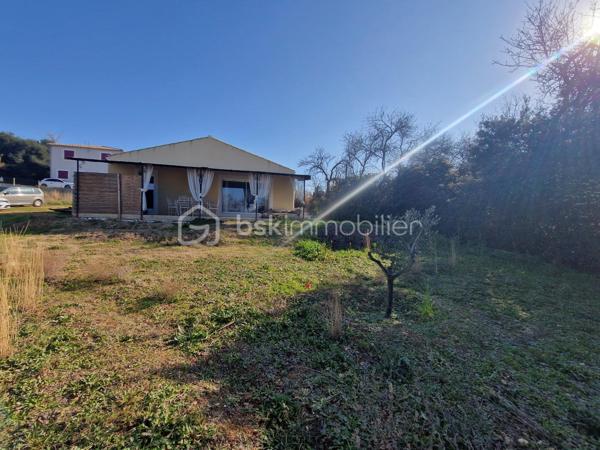 Rare sur ce secteur! A proximité immédiate des commerces et des écoles mais aussi de la nature pour des balades. 
Soyez les 1ers à venir découvrir ce bien de 94 m² sur son jardin 4 faces de 841 m² offrant de multiple possibilité. Le terrain est piscinable et offre la possibilité de garer plusieurs véhicules. L'extérieur possède déjà une terrasse en dur de 33m². 
Côté maison, vous serez séduits en entrant par le salon séjour ouvert sur la cuisine équipée de 46 m². Ce dernier ouvre sur la terrasse existante et cette pièce est très lumineuse et bien agencée. 
Vous pouvez également accéder au garage de l'intérieur. 
Le coin nuit est desservie par un couloir qui amène aux 3 chambres de 13, 12 et 11 m² avec dressing. Le bien est complété par une jolie salle de bain avec une douche à l'italienne et un wc séparé. 
Ce bien est clef en main! 
Je précise que ce bien est vendu avec la conformité et répond aux normes de la RT2012. 
Côté prestations: Climatisations, volets roulants électriques, doubles vitrages. 
Peu de vis à vis sur ce magnifique bien qui cherche ses repreneurs! 
N'hésitez plus et soyez les 1ers à réserver votre visite.