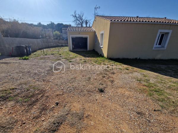 Rare sur ce secteur! A proximité immédiate des commerces et des écoles mais aussi de la nature pour des balades. 
Soyez les 1ers à venir découvrir ce bien de 94 m² sur son jardin 4 faces de 841 m² offrant de multiple possibilité. Le terrain est piscinable et offre la possibilité de garer plusieurs véhicules. L'extérieur possède déjà une terrasse en dur de 33m². 
Côté maison, vous serez séduits en entrant par le salon séjour ouvert sur la cuisine équipée de 46 m². Ce dernier ouvre sur la terrasse existante et cette pièce est très lumineuse et bien agencée. 
Vous pouvez également accéder au garage de l'intérieur. 
Le coin nuit est desservie par un couloir qui amène aux 3 chambres de 13, 12 et 11 m² avec dressing. Le bien est complété par une jolie salle de bain avec une douche à l'italienne et un wc séparé. 
Ce bien est clef en main! 
Je précise que ce bien est vendu avec la conformité et répond aux normes de la RT2012. 
Côté prestations: Climatisations, volets roulants électriques, doubles vitrages. 
Peu de vis à vis sur ce magnifique bien qui cherche ses repreneurs! 
N'hésitez plus et soyez les 1ers à réserver votre visite.